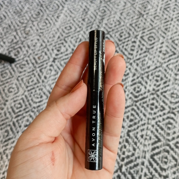 ✨FREE WITH PURCHASE OF 2000✨ Avon Lip Stylo Lipstick in Ongoing Rose - Picture 4 of 14